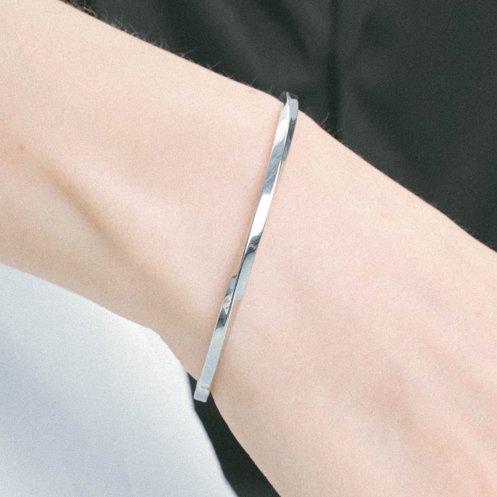 twisted bangle b1